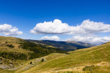 Coll De Pal 'de yaz manzarası, Pireneler' de Girona, Kuzey İspanya