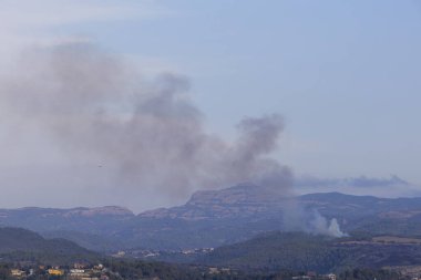 İspanya 'daki Sant Llorenc del Munt Doğal Parkı' nda orman yangını. Ağustos 2023
