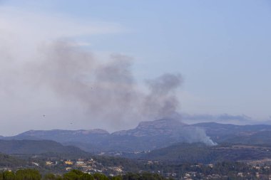 İspanya 'daki Sant Llorenc del Munt Doğal Parkı' nda orman yangını. Ağustos 2023
