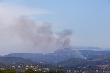 İspanya 'daki Sant Llorenc del Munt Doğal Parkı' nda orman yangını. Ağustos 2023