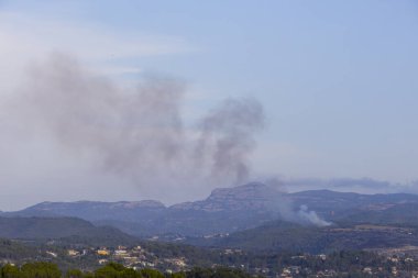 İspanya 'daki Sant Llorenc del Munt Doğal Parkı' nda orman yangını. Ağustos 2023
