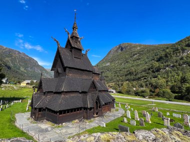 Norveç 'in güneyindeki Borgund Ahşap Kilisesi' nde sonbahar manzarası