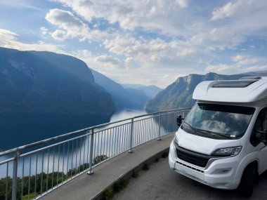 Norveç 'in güneyindeki Stegastein kavşağında bir karavan.