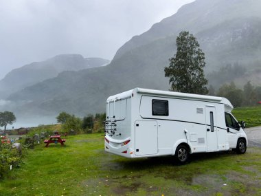 Norveç 'in güneyindeki Briksdal buzulu yakınlarında bir kamp alanında karavan kampçısı. Avrupa