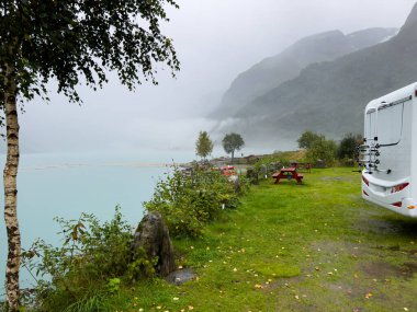 Norveç 'in güneyindeki Briksdal buzulu yakınlarında bir kamp alanında karavan kampçısı. Avrupa