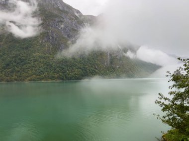 Güney Norveç 'teki Briksdalbreen Buzul Vadisi' nde sonbahar manzarası. Avrupa.