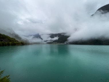 Güney Norveç 'teki Briksdalbreen Buzul Vadisi' nde sonbahar manzarası. Avrupa.