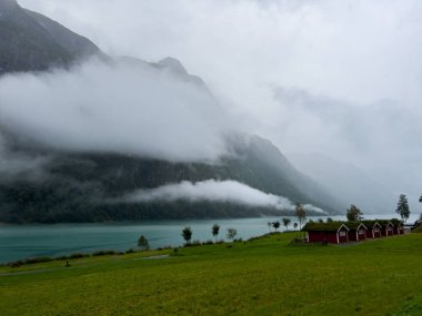 Norveç 'in güneyindeki Briksdal buzulu yakınlarında bir kamp alanında karavan kampçısı. Avrupa