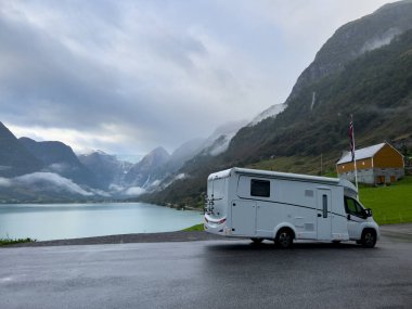 Norveç 'in güneyindeki Briksdal Buzul Vadisi' nde karavan kampçısı. Avrupa