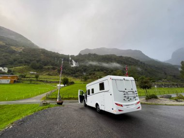 Norveç 'in güneyindeki Briksdal Buzul Vadisi' nde karavan kampçısı. Avrupa