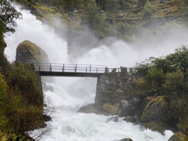 Güney Norveç 'teki Briksdalbreen Buzul Vadisi' nde sonbahar manzarası. Avrupa.
