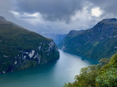 Geiranger 'de sonbahar manzarası. Fiord vadisi, Güney Norveç, Avrupa