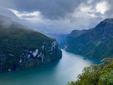 Geiranger 'de sonbahar manzarası. Fiord vadisi, Güney Norveç, Avrupa