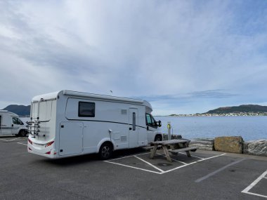 Norveç 'in güneyindeki Alesund şehrindeki karavan kampçısı.