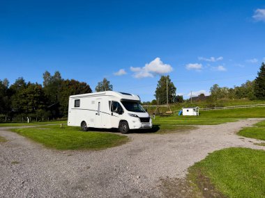 Norveç 'in güneyinde Oslo yakınlarındaki bir kamp alanında karavan kampçısı. Avrupa