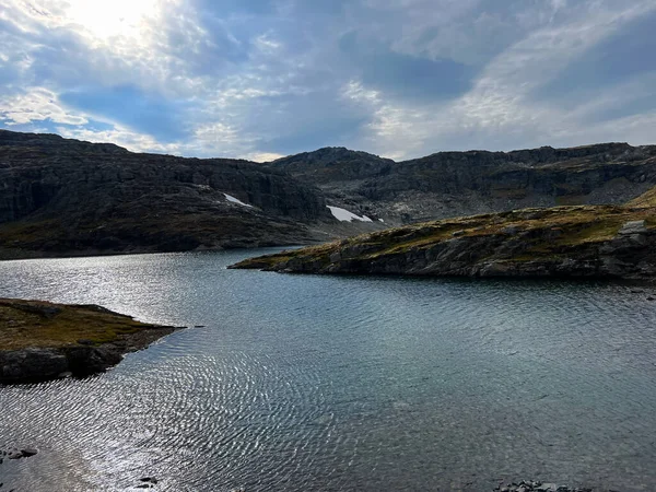 Norveç 'in güneyinde, Stegastein manzaralı otoyolda sonbahar manzarası