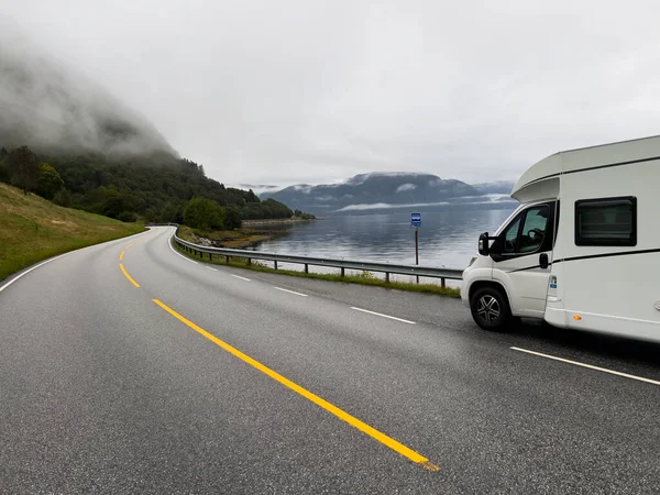 Norveç 'in güneyindeki Bergen' den Alesund yoluna giden bir karavan kampçısı.