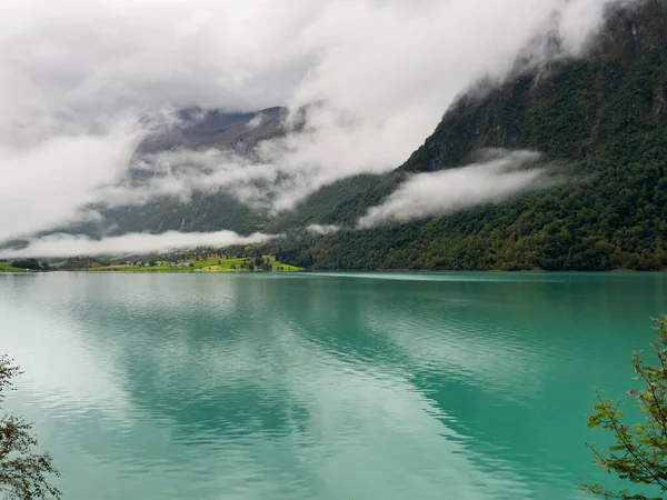 Güney Norveç 'teki Briksdalbreen Buzul Vadisi' nde sonbahar manzarası. Avrupa.