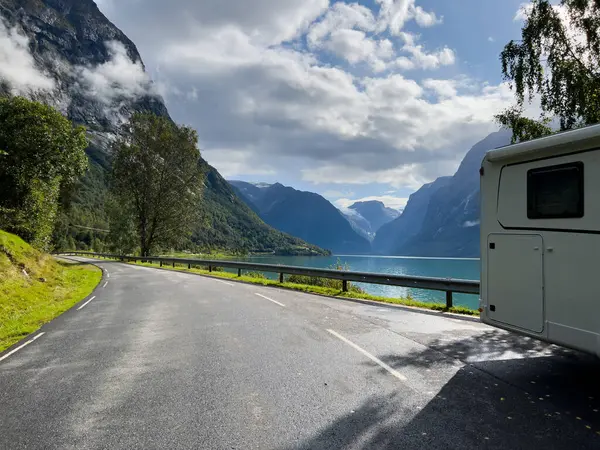 Norveç 'in güneyindeki Lovatnet Gölü Vadisi' nde karavan kampçısı.