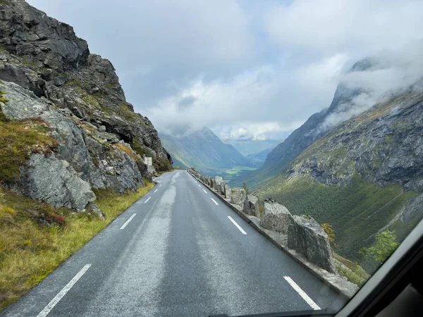 Norveç 'in güneyindeki Trollstigen Yolu' nda sonbaharda karavan kampı.