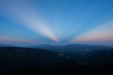 Sierra del Cadi, Pireneler, Kuzey İspanya 'da anti-kreusküler ışınlarla gün batımı