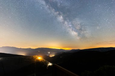 Serra Del Cadi 'de yaz samanyolu, Pireneler, Kuzey İspanya