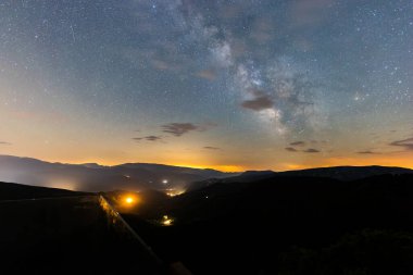 Serra Del Cadi 'de yaz samanyolu, Pireneler, Kuzey İspanya