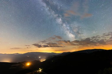 Serra Del Cadi 'de yaz samanyolu, Pireneler, Kuzey İspanya