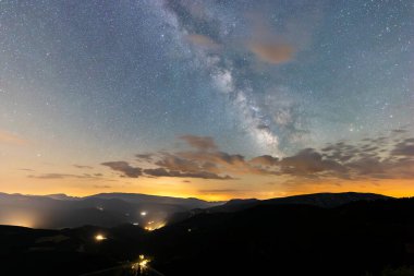 Serra Del Cadi 'de yaz samanyolu, Pireneler, Kuzey İspanya