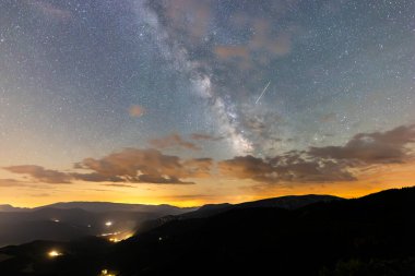 Serra Del Cadi 'de yaz samanyolu, Pireneler, Kuzey İspanya