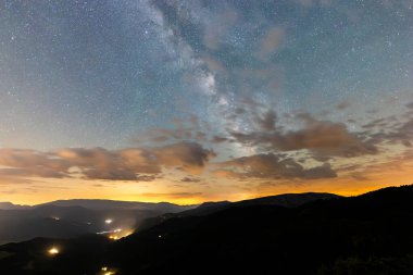 Serra Del Cadi 'de yaz samanyolu, Pireneler, Kuzey İspanya
