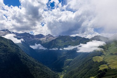 Bagneres 'de yaz manzarası ve bulutlar Luchon, Pireneler, Güney Fransa