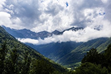 Bagneres 'de yaz manzarası ve bulutlar Luchon, Pireneler, Güney Fransa