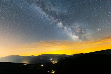 Serra Del Cadi 'de yaz samanyolu, Pireneler, Kuzey İspanya