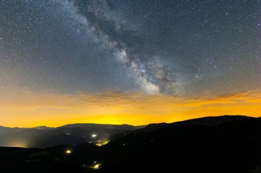 Serra Del Cadi 'de yaz samanyolu, Pireneler, Kuzey İspanya