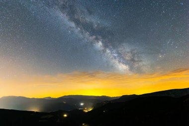 Serra Del Cadi 'de yaz samanyolu, Pireneler, Kuzey İspanya