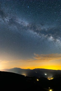 Serra Del Cadi 'de yaz samanyolu, Pireneler, Kuzey İspanya