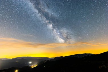 Serra Del Cadi 'de yaz samanyolu, Pireneler, Kuzey İspanya