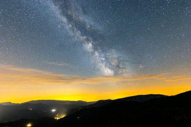 Serra Del Cadi 'de yaz samanyolu, Pireneler, Kuzey İspanya