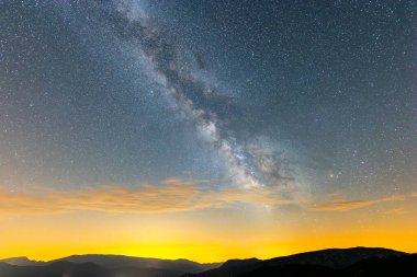 Serra Del Cadi 'de yaz samanyolu, Pireneler, Kuzey İspanya