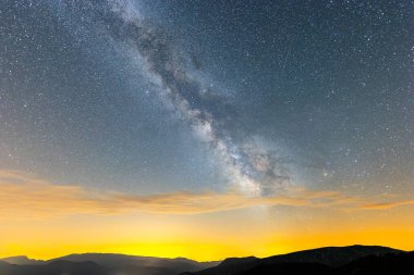 Serra Del Cadi 'de yaz samanyolu, Pireneler, Kuzey İspanya