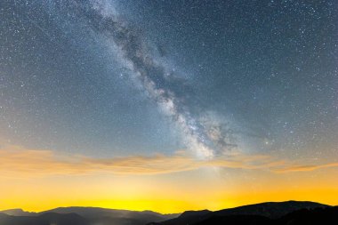 Serra Del Cadi 'de yaz samanyolu, Pireneler, Kuzey İspanya