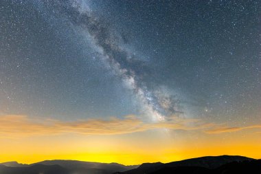 Serra Del Cadi 'de yaz samanyolu, Pireneler, Kuzey İspanya
