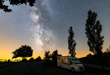 MIlky yolu ve karavan kampçısı Serra Del Cadi, Pyrenees, İspanya