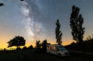 MIlky yolu ve karavan kampçısı Serra Del Cadi, Pyrenees, İspanya