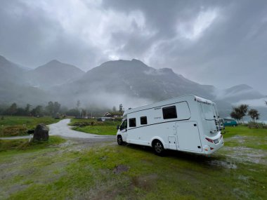 Oldevatnet, Norveç; 11 Eylül 2023: Norveç 'in güneyindeki Briksdal buzulu yakınlarında bir karavan kampı. Avrupa