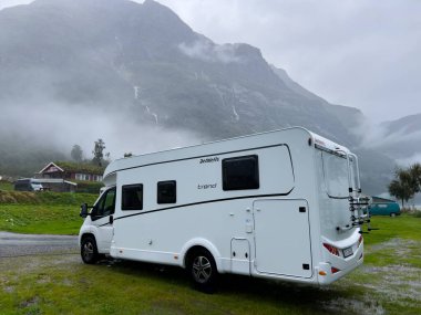 Oldevatnet, Norveç; 11 Eylül 2023: Norveç 'in güneyindeki Briksdal buzulu yakınlarında bir karavan kampı. Avrupa