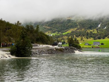 Briksdal, Norveç; 11 Eylül 2023: Norveç 'te Nehir Tufanı Gelinlik Vadisi' ne Döktü