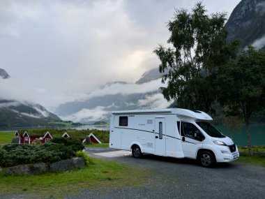Oldevatnet, Norveç; 12 Eylül 2023: Norveç 'in güneyindeki Briksdal buzulu yakınlarında bir karavan kampı. Avrupa