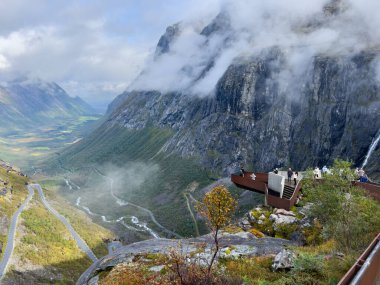 Trollstigen, Norveç; 13 Eylül 2023: Norveç 'in güneyindeki Trollstigen karayolunda sonbahar manzarası